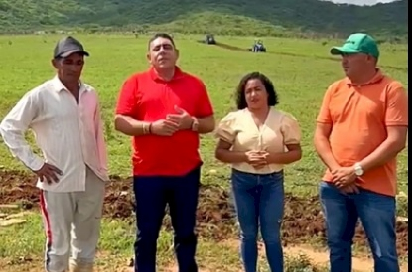 Prefeito João Neto acompanha trabalho de corte de terras na zona rural do município
